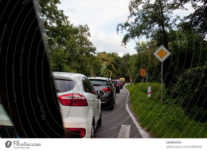 Warteschlange vor dem Bahnübergang straße verkehr auto kfz individualverkehr autoschlange warten bahn bahnübergang schranke eisenbahn zug schild verkehrsschild