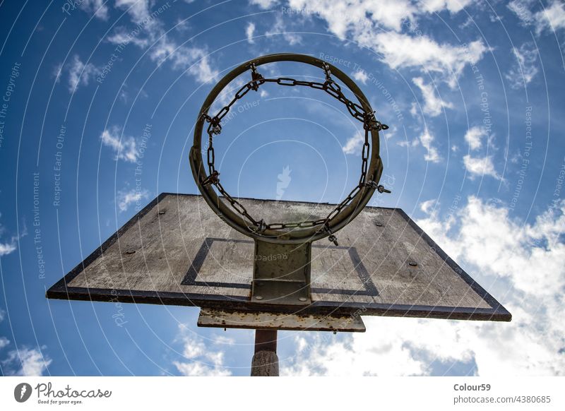 Basketballkorb Freizeit Korb Spiel Reifen Himmel außerhalb Sport spielen Konkurrenz hoch Netz Tor Erholung Hintergrund punkten gewinnen Team Gericht blau Straße