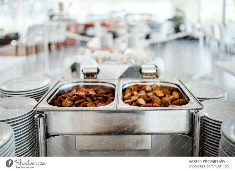 Traditionelle iberische Vorspeisen: Chourico und Alheira-Würste Portugal Wurstwaren alheira chourica chourico Würstchen Mittagessen Restaurant Teller Silber