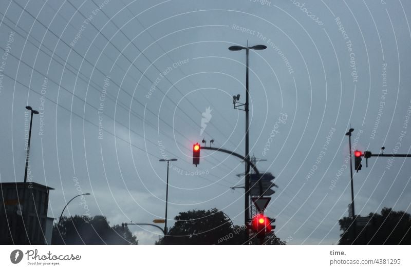 Lightboxen (27) ampel lichtzeichenanlage kabel mast himmel gewitterwolken haus Straßenlaterne düster regenwolke überwachungskamera rote ampel stopp verkehr