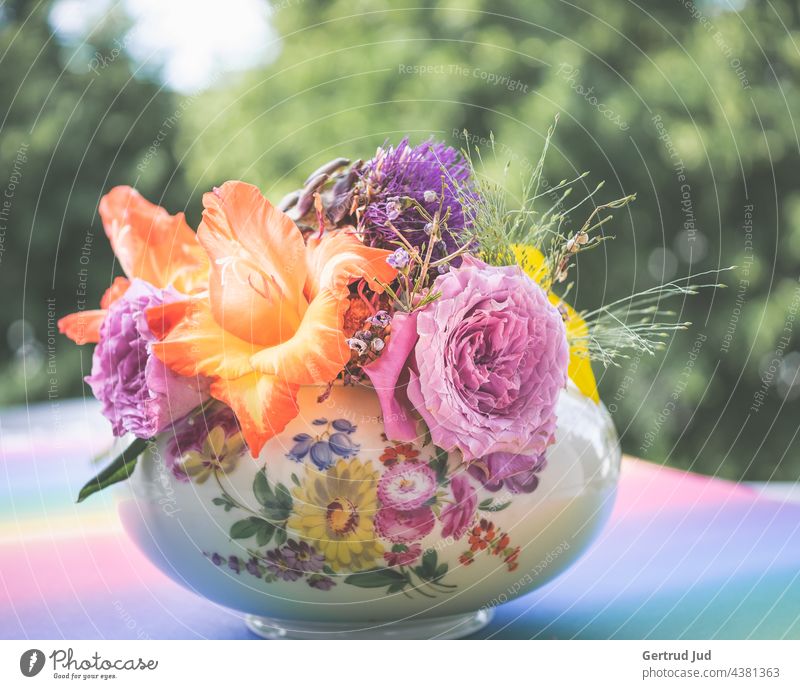 Bunter Blumenstrauß in blumiger Schale Blumen und Pflanzen Blüte Natur Garten Farbfoto Sommer Außenaufnahme Nahaufnahme Blühend natürlich Umwelt