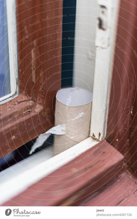 Da haben wir den Salat | Klopapier ist alle leer Toilettenpapier Zwischenraum zwischengesteckt Rolle Pappe papprolle Bad Papier Sauberkeit Körperpflege