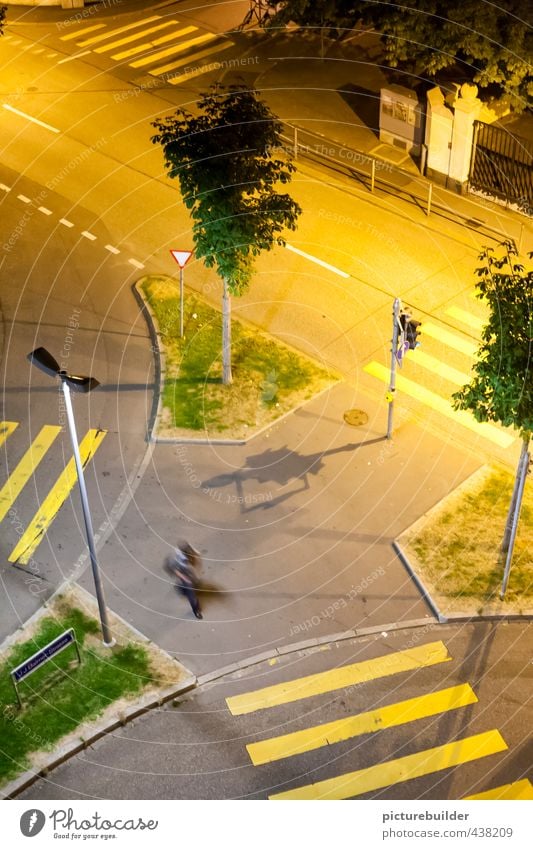 Eine Insel Mensch maskulin Mann Erwachsene 1 Stadt Stadtzentrum Fußgänger Straßenkreuzung Wegkreuzung Bürgersteig Zebrastreifen gehen außergewöhnlich eckig gelb