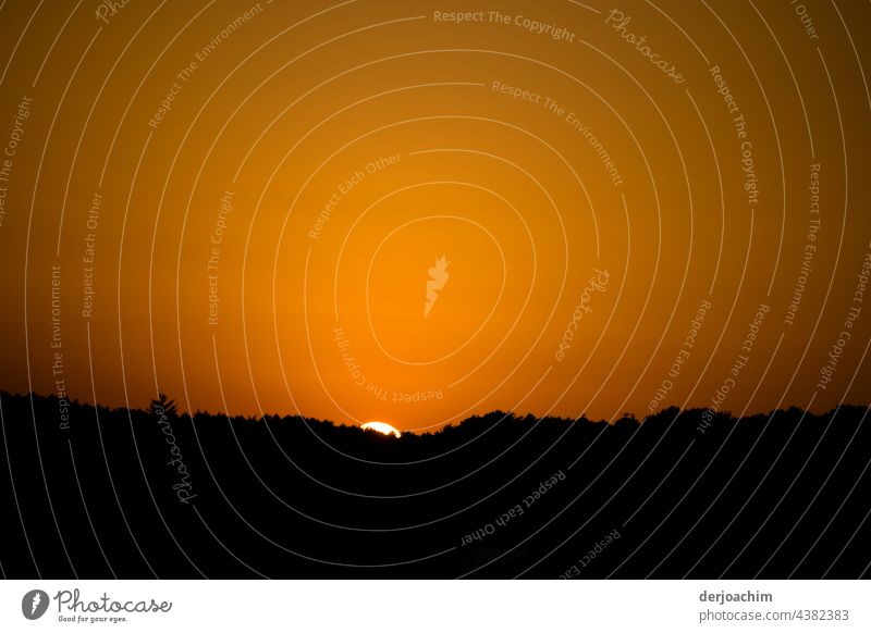 Die Nacht kommt in Franken. Im Vorfeld ist alles schon schwarz. Die Sonne ist kaum noch zu sehen. Dafür scheint der Himmel in einer wunderbaren Farbe.