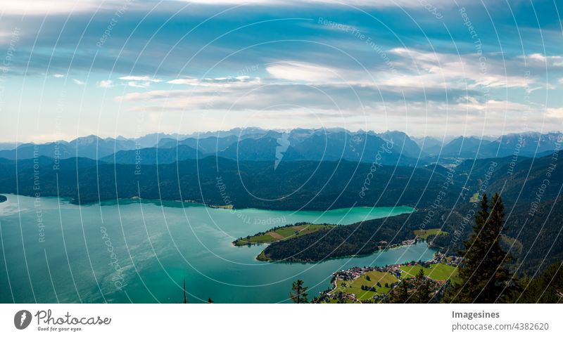 See und Berge. Panorama des bayerischen Dorfes Walchensee mit Alp See Walchensee in bayerischen Voralpen in Deutschland, Europa. Blick vom Herzogstand