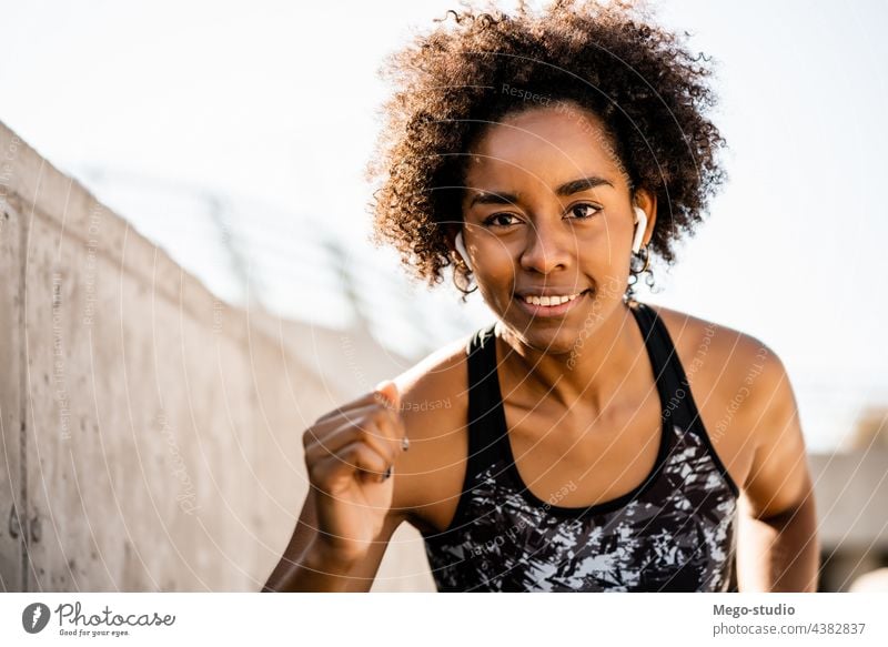 Afro-Athletin Frau läuft im Freien. Sport Übung Training Läufer Hintergrund Menschen Pflege Freizeit Körper Porträt Aktion Bewegung Herz trainiert. Motivation