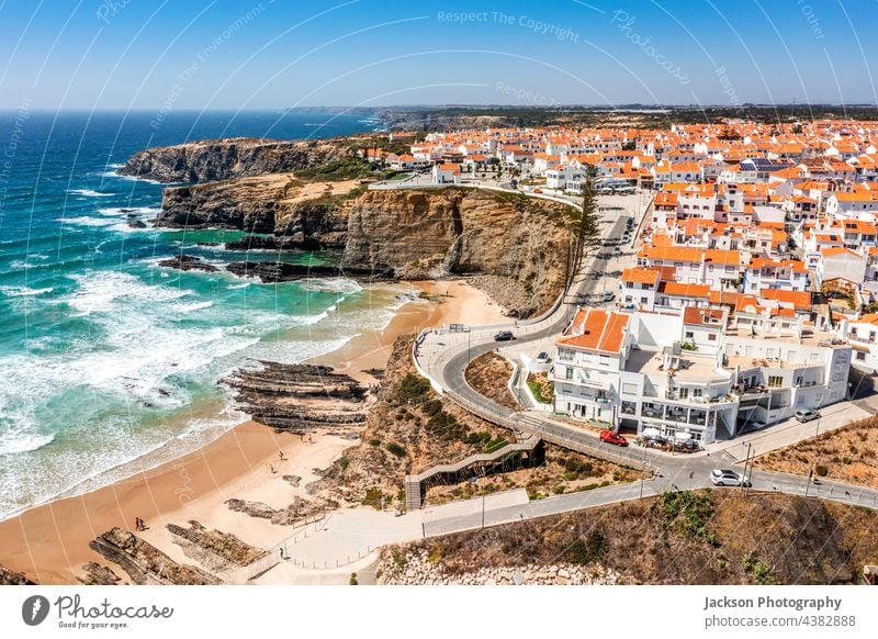 Luftaufnahme von Zambujeira do Mar - charmante Stadt an den Klippen des Atlantiks in Portugal Zambujeira do mar zambujeira Alentejo Küste atlantisch Ansicht