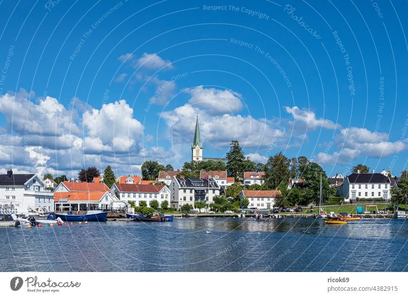 Blick auf die Stadt Lillesand in Norwegen Kirche Meer Küste Nordsee Skagerrak Hafen Boot Schiff Segelschiff Sommer Architektur Haus Gebäude Wasser Natur