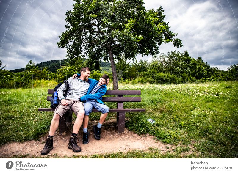 happy happy vatertag Bank Baum Landschaft Umarmen festhalten Liebe Zuneigung Eltern Farbfoto Vertrauen Junge Warmherzigkeit Geborgenheit Pause Glück