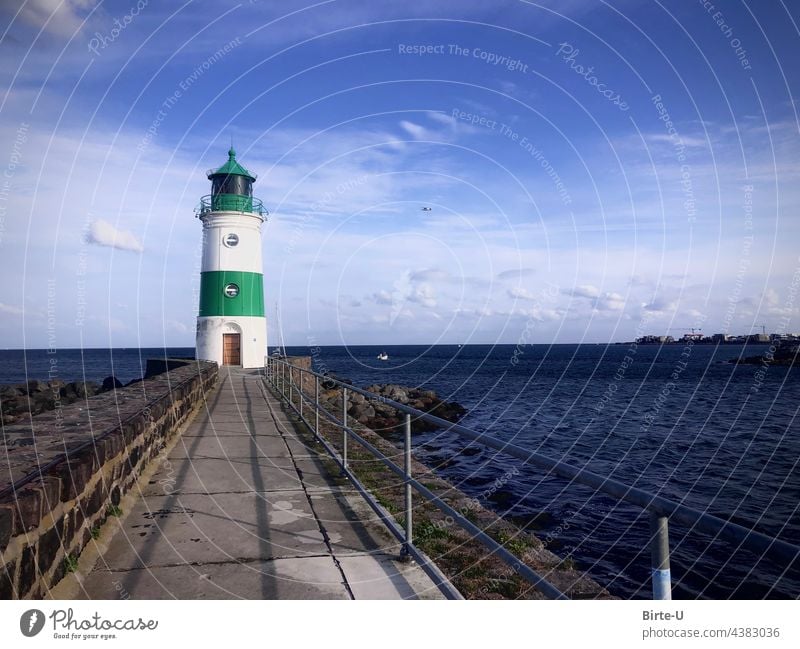 Leuchtturm Schleimünde Farbbild Meer Küste Wolken Natur bllau Horizont Wasser Blau Menschenleer schönes Wetter Wellen Mole Ostsee Urlaub Ferien Reisen Tag