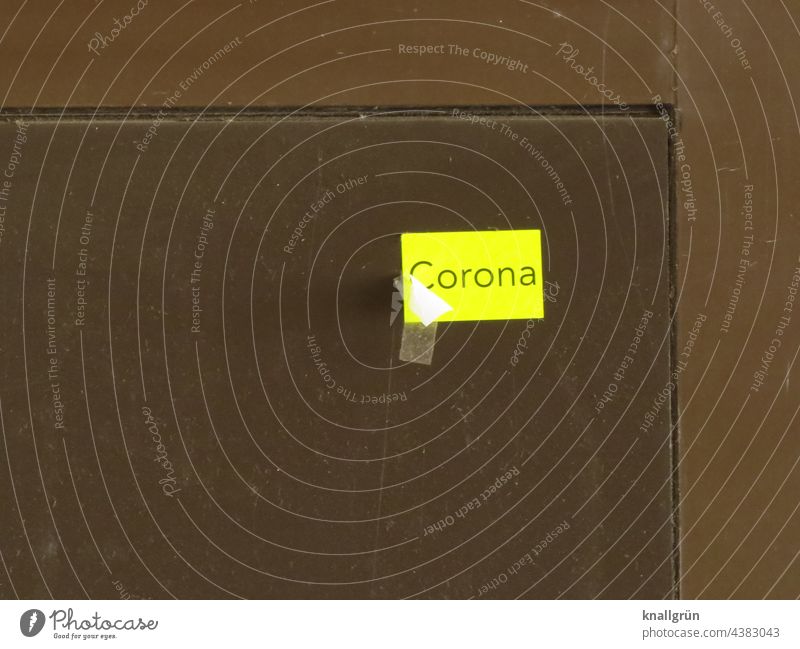 Corona Aufkleber Coronavirus Schilder & Markierungen Farbfoto Schriftzeichen Hinweisschild Außenaufnahme Menschenleer Buchstaben Sprache Typographie