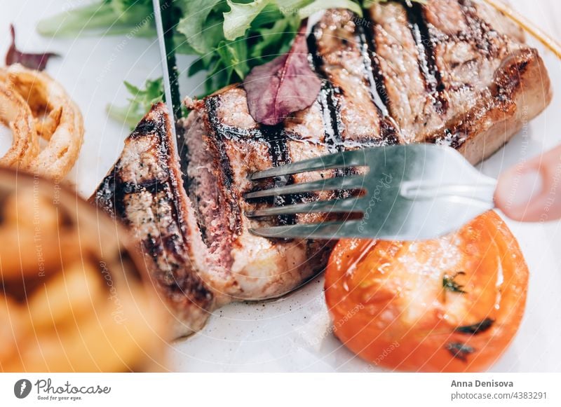 Sirloin Steak, Abendessen im Pub Rindfleisch Lendenstück Restaurant Barbecue Lebensmittel Lendensteak Fleisch Grillrost rump Chips Salatbeilage grillen