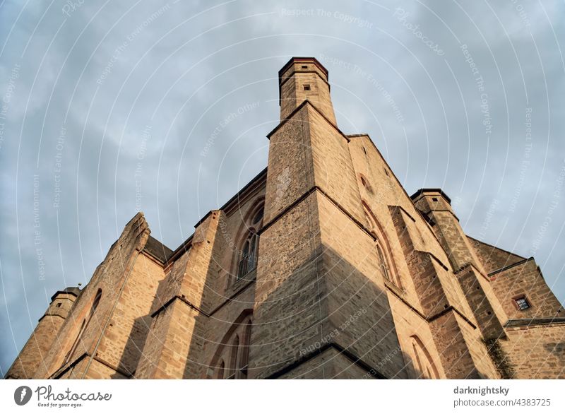 Landgrafenschloss in Marburg in perspektivischer Ansicht aus direkter Nähe mit stürzenden Linien. Massive Mauern und Türme im  Hessen Marburger Schloss Turm