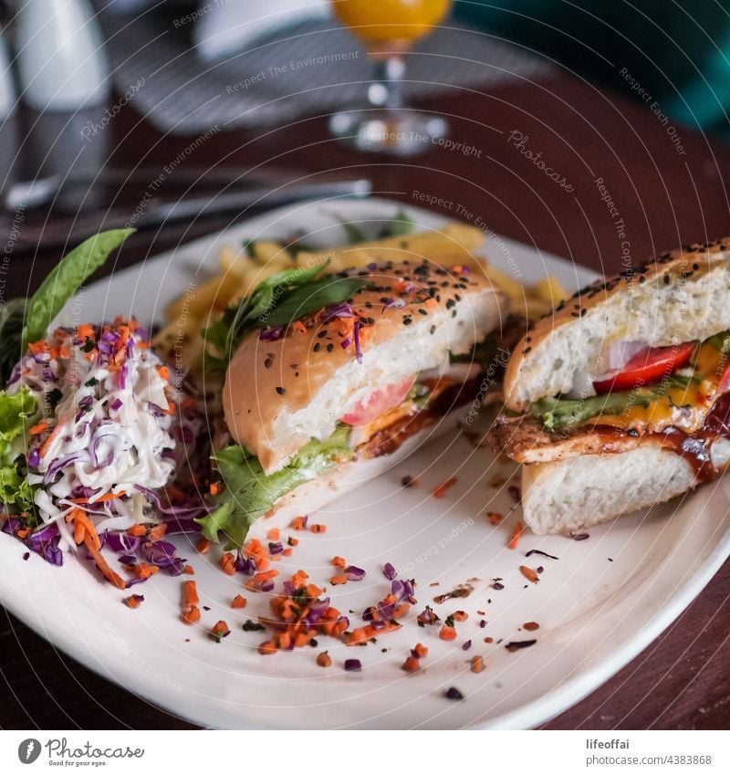 Hähnchenburger mit Pommes frites und Mayo-Sauce Cheeseburger Beteiligung Salat ungesund schnell Fotografie Frau horizontal menschlich Kalorie Diät vereinzelt