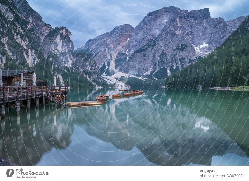 ein Morgen am Pragser Wildsee See Bergsee Spiegelung Reflexion & Spiegelung Bootshaus Boote Ruderboote Gebirgssee Berge Berge u. Gebirge