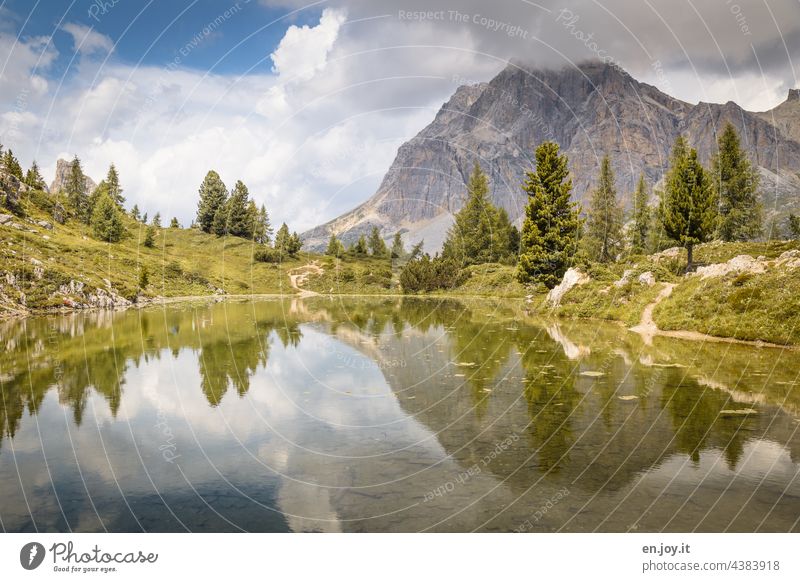 Bergsee in den Dolomiten Spiegelung Reflexion & Spiegelung See Berge u. Gebirge Ferien & Urlaub & Reisen Wasser Freiheit Seeufer Ausflug Idylle wandern Erholung