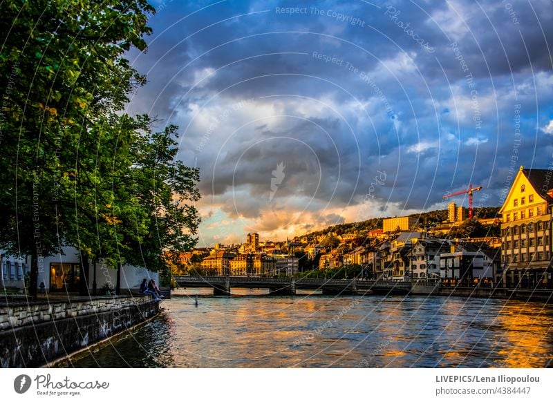 Bewölkter Himmel im Sonnenuntergang über der Limmat Zürich Architektur Atmosphäre blau Gebäude Mitteleuropa Kirche Großstadt Stadtzentrum Stadtleben Wolken