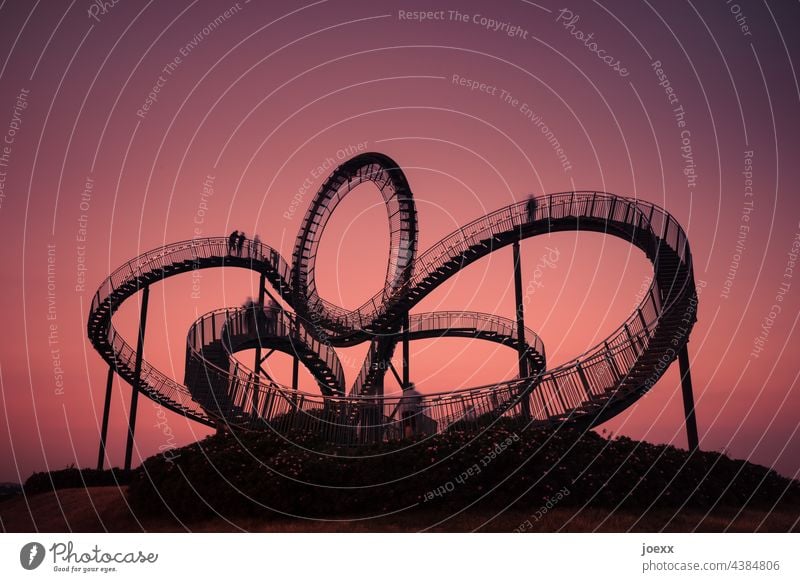 Gebogene Stahltreppe vor rotem Abendhimmel, Langzeitbelichtung Tiger and Turtle kunstwerk Treppe Metall Bogen kurvig rund Abendstimmung konstruktion