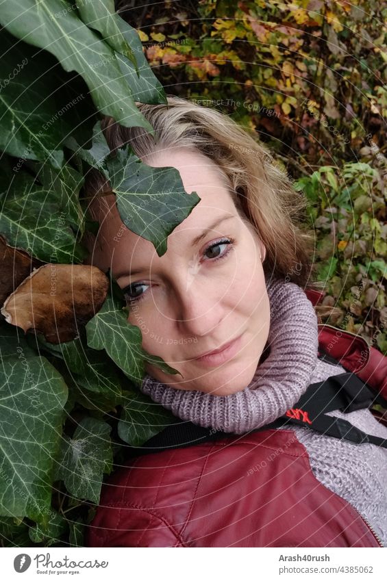 Junge Frau nachdenklich lehnend an einem Baum (Selbstportrait) 40-45 Natur Efeu ruhepool farbig Ruhe Stille Blond Gesicht weiblich feminin blick nahaufnahme