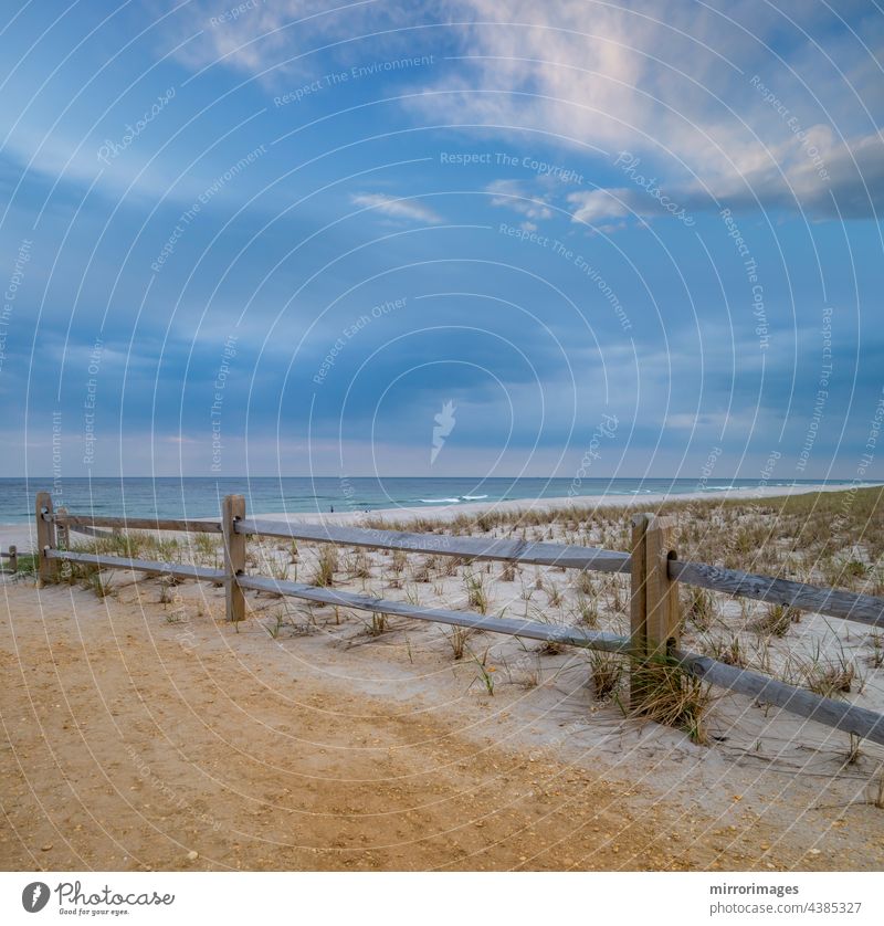 Strand Sommer Sand und Holz eingezäunt Sanddünen mit weißen Wolken, blauer Himmel und Meer Wellen Hintergrund Strände schön Küste Küstenlinie Tag Ecuador Umwelt