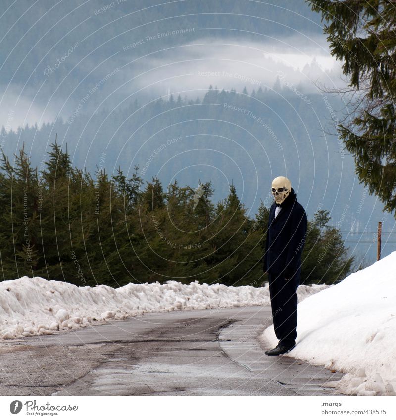 Anhalter Halloween androgyn Körper 1 Mensch Umwelt Natur Landschaft Winter Klima schlechtes Wetter Nebel Wald Verkehrswege Straße Wege & Pfade Maske Zeichen