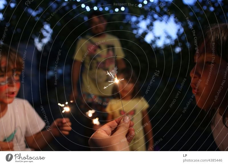 spielende und mit Feuerwerkskörpern spielende Kinder Licht Explosion Feiertag hell Nacht Funken Brandwunde funkeln festlich dunkel glühen Cracker Stadtfest