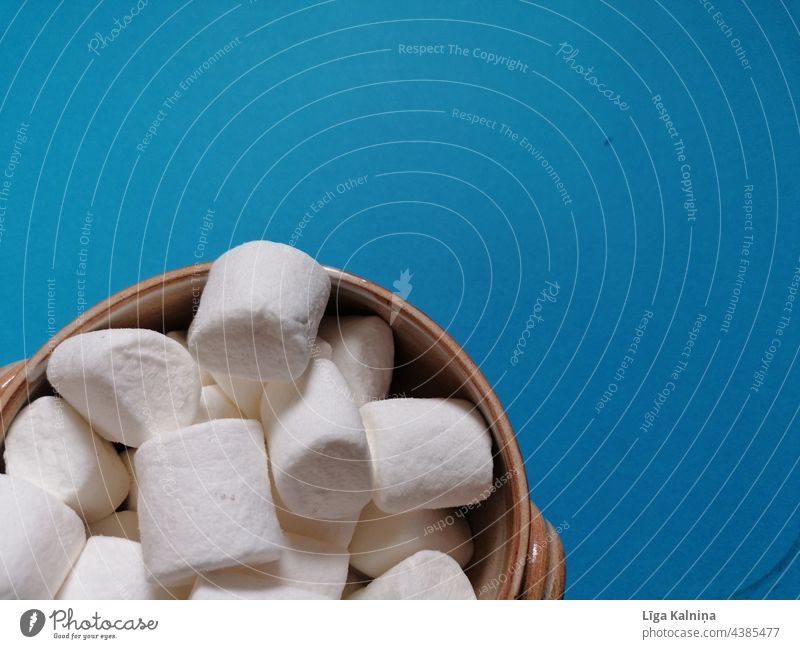 Marshmallows und blauer Hintergrund süß Dessert Süße Lebensmittel lecker Bonbon Farbfoto weiß geschmackvoll Foodfotografie Snack weich Freude Köstlichkeit