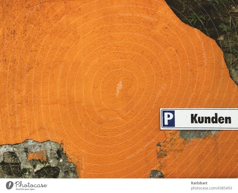 Kundenfreundlich Parkplatz orange Schilder & Markierungen Hinweisschild parken Schriftzeichen Straße Wand Mauer Verkehr Verkehrsschild Straßenverkehr