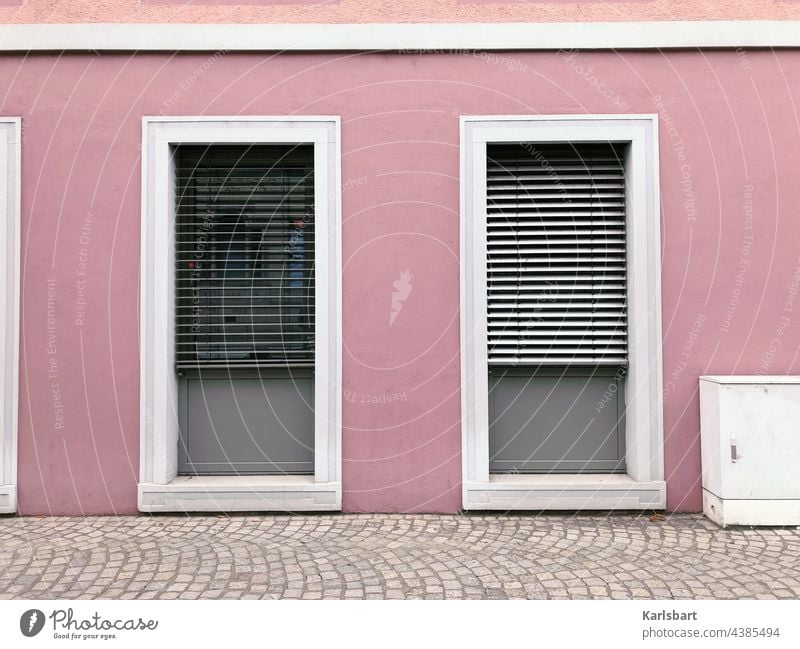 Halboffen Fenster Straße Gebäude Architektur Fassade Haus Wand Großstadt Außenseite Struktur farbenfroh Jalousie urban Konstruktion Büro Homeoffice