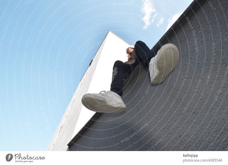 hausbe-sitz-er Schuhe froschpespektive groß Hochhaus Mauer sitzen Architektur Außenaufnahme Farbfoto Wand Tag Stadt Haus hoch Fassade Menschenleer Bauwerk