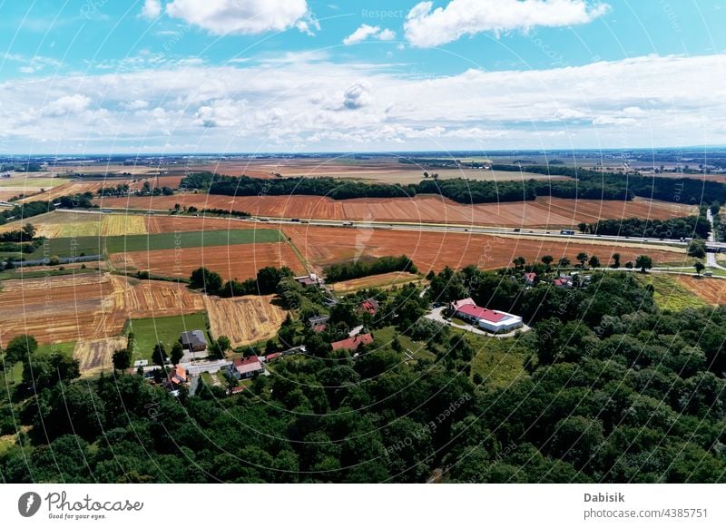 Dorf in den Bergen mit Wald, Luftaufnahme. Berglandschaft sleza Landschaft Antenne Dröhnen Hochland Niederschlesien Polen Sleza-Berg Turm Breslau Sommer Himmel