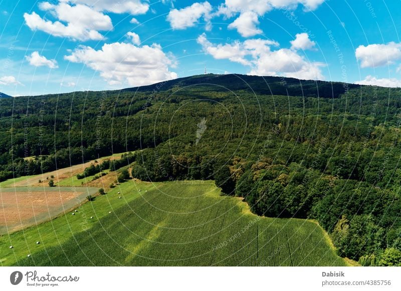 Sleza Berglandschaft. Luftaufnahme von Bergen mit Wald. sleza Landschaft Antenne Dröhnen Hochland Niederschlesien Polen Sleza-Berg Breslau Sommer Himmel