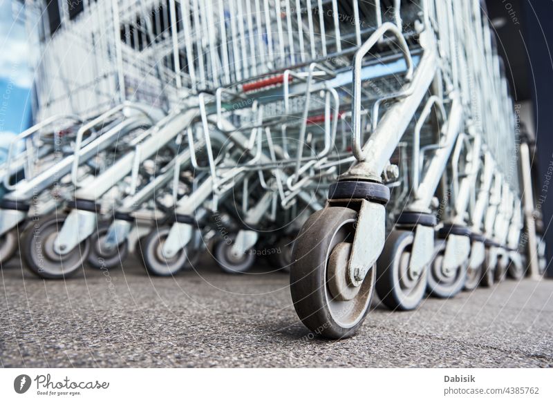 Reihe von leeren Einkaufswagen in der Nähe eines Ladens, Nahaufnahme Karre kaufen Supermarkt Korb Einzelhandel Werkstatt Business Markt Hintergrund Handwagen