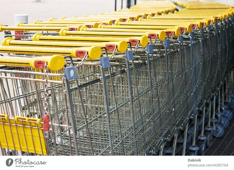 Reihe von leeren Einkaufswagen in der Nähe eines Ladens, Nahaufnahme Karre kaufen Supermarkt Korb Einzelhandel Werkstatt Business Markt Hintergrund Handwagen