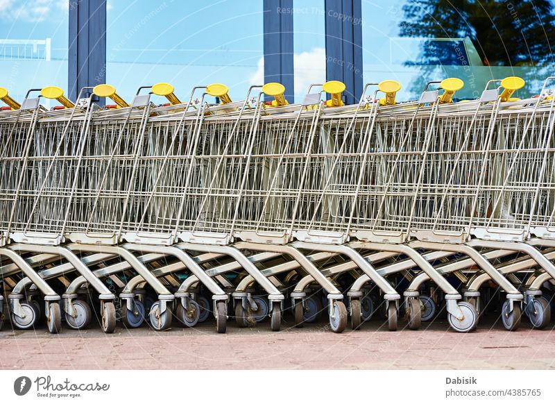 Reihe von leeren Einkaufswagen in der Nähe eines Ladens, Nahaufnahme Karre kaufen Supermarkt Korb Einzelhandel Werkstatt Business Markt Hintergrund Handwagen