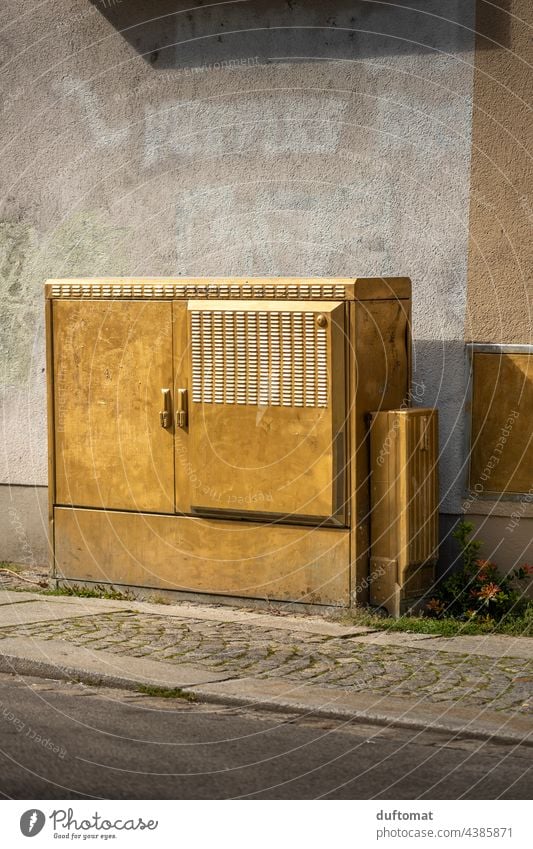 Stromkasten in gold an Hauswand in Dresden-Neustadt Gold Wand urban witz witzig Außenaufnahme Innenstadt Straße Weg Wegesrand Pflastersteine gepflastert