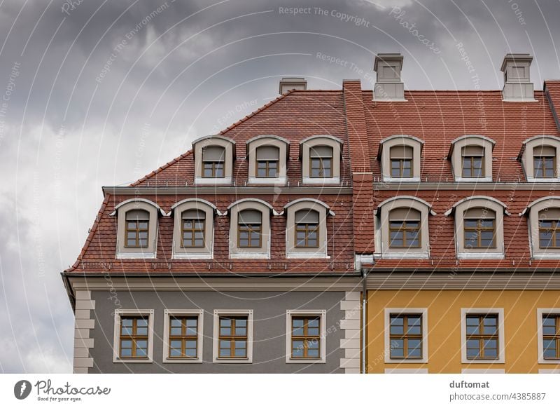 Bunte Fassade eines Altbaus mit Dachfenstern und Ziegel Dachgeschoß Haus Giebel Dachgeschoss Architektur Außenaufnahme Gebäude Bauwerk Fenster Dachziegel