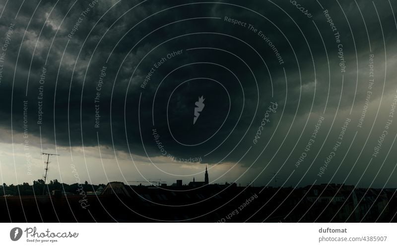 Gewitter Wolken über der Stadt Sturm dunkel bedrohlich schlechtes Wetter Regen Außenaufnahme Natur Gewitterwolken Unwetter Himmel Umwelt Klima Menschenleer