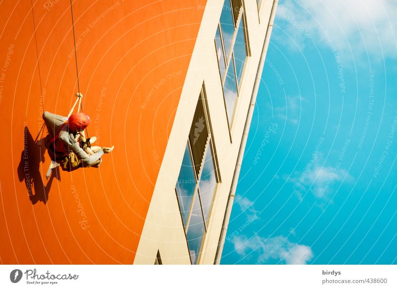 Abhängen Klettern Houserunning 1 Mensch Kunst Himmel Wolken Sommer Schönes Wetter Fassade Fenster ästhetisch außergewöhnlich hoch sportlich blau orange