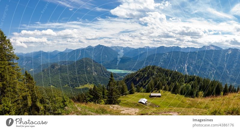 Staffel Alm. Walchensee und der Almhütte - Staffel. Bayerische Voralpen in Deutschland, Europa. Blick vom Staffelberg über den Walchensee abenteuer luftbild alm