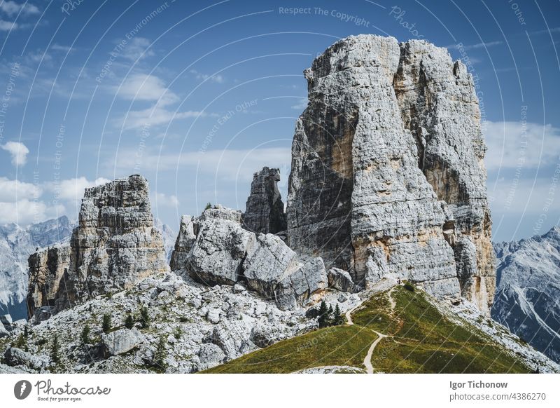 Cinque Torri Dolomiten vor blauem Sommerhimmel. Italien Himmel Berge u. Gebirge Landschaft reisen wandern Natur Gipfel Felsen Alpen Europa Klettern dolomiti