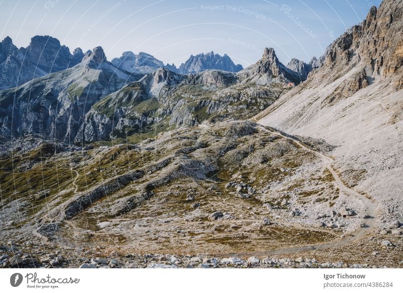 Unglaubliche Naturlandschaft rund um die berühmten Drei Zinnen. Rifugio Antonio Locatelli Almhütte beliebtes Reiseziel in den Dolomiten, Italien