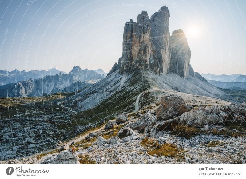 Sommerlicher Sonnenaufgang bei den Drei Zinnen im Dolomiten-Nationalpark, Italien Zimt Park tre di Landschaft Berge u. Gebirge Natur Gipfel Felsen reisen