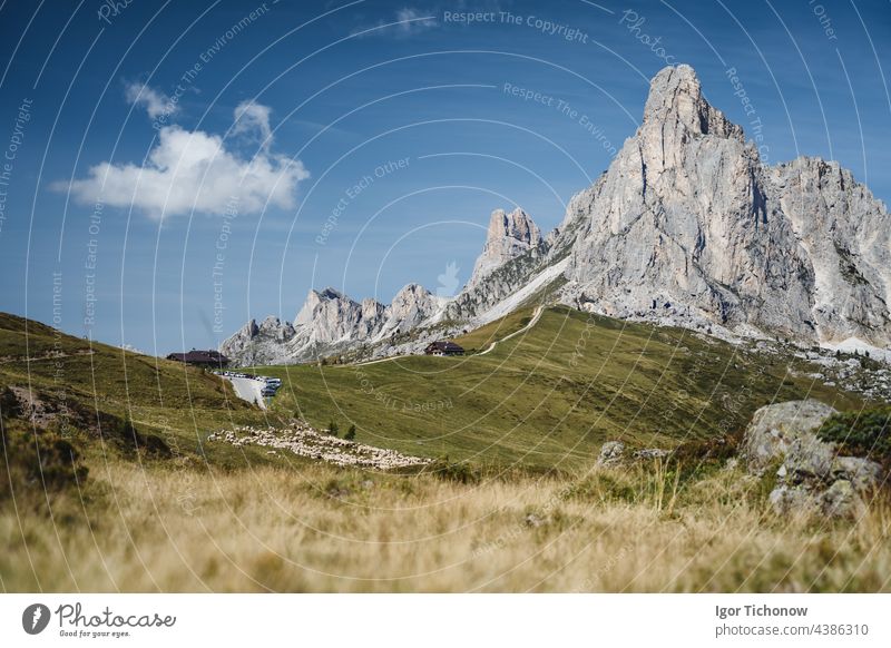 Passo Giau schöne Berge in den Dolomiten Alpen, Italien passo giau Tourismus Gipfel Landschaft Ansicht malerisch Weg Natur Europa blau Sommer im Freien Urlaub