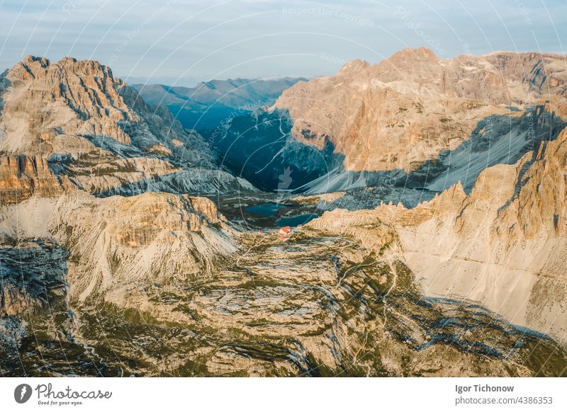 Unglaubliche Naturlandschaft aus der Vogelperspektive um die berühmten Drei Zinnen. Rifugio Antonio Locatelli Almhütte beliebtes Reiseziel in den Dolomiten, Italien