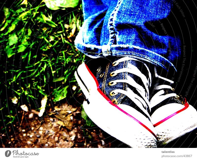 sitting down here Schuhe Wiese Gras grün Hose Fototechnik Jeanshose blau sitzen Beine