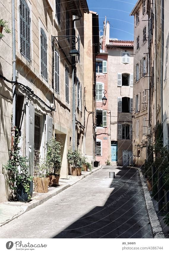 Gasse in Marseille Sommer Straße eng Haus Altstadt Fassade Außenaufnahme Stadt Architektur Stadtzentrum Ferien & Urlaub & Reisen Tourismus Farbfoto Menschenleer