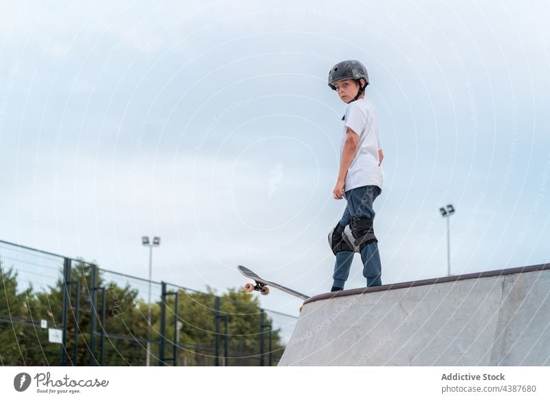 Teenager fährt Skateboard im Skatepark Junge Skater Mitfahrgelegenheit Skateplatz Aktivität Schlittschuh Fähigkeit Energie stehen Hobby urban Park