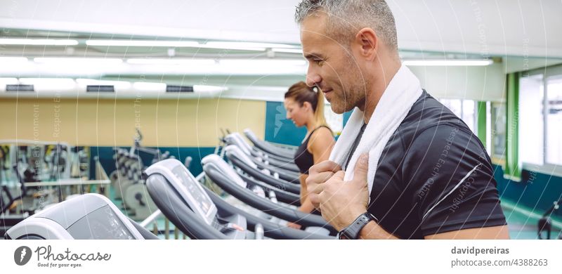 Porträt eines Mannes, der auf einem Laufband trainiert Transparente Training Dehnübung Textfreiraum Maschine laufen rennen Fitnessstudio Läufer Joggen Herz