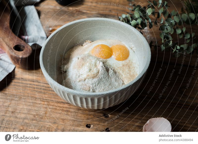 Schüssel mit Kuchenzutaten Schalen & Schüsseln Bestandteil Gebäck Tisch rustikal Ei Mehl Krümel Sahne Brot mischen Koch hölzern Teig Zweig Ast Schneidebrett